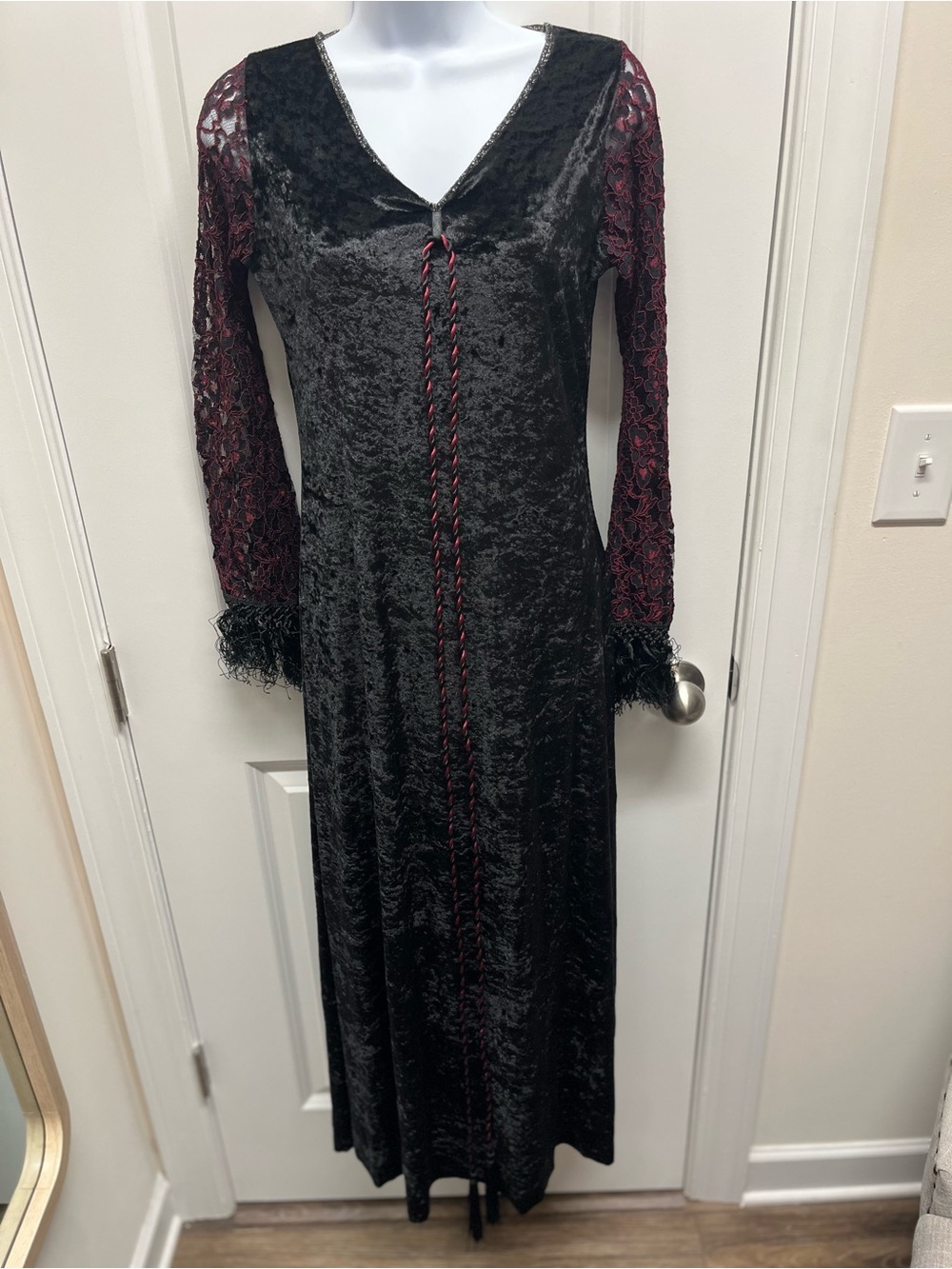Fun World Div Vintage Gothic Sorceress Morticia Dress Crushed Velvet Lace S/M